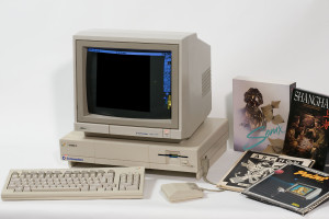 Den første Amiga-modellen, sammen med noen tidlige programmer og spill.