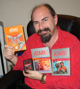 Howard Scott Warshaw med noen av spillene han utviklet for Atari.