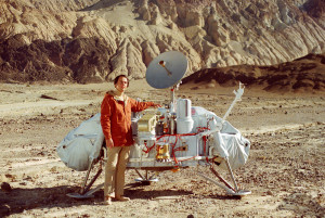 Carl Sagan og en modell av et Viking-landingsfatøy som reiste til Mars (bilde: NASA)