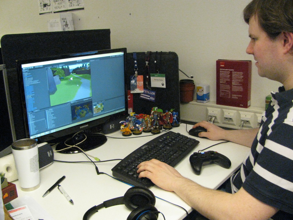 Thomas Tyssøy er programmerer hos Rain Games. Her viser han Spillhistories utskremte hvilke muligheter utviklingsverktøyene har.
