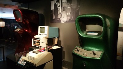 To varianter av Computer Space, samt gamle terminaler.