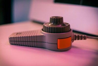 Du kan spille med de originale kontrollerne. Her er paddle-kontrolleren til Apple II.
