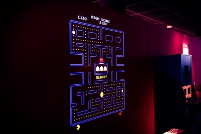 Den første delen av utstillingen har også et MAME-emulert system der man blant annet kan spille Pac-Man på veggen.