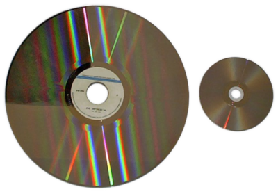 Laserdisc og CD ved siden av hverandre.