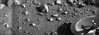 Du kan se hvordan spillet funker i traileren, jeg bruker heller denne plassen på å vise tidenes første bilde fra Mars. Det ble tatt av Viking 1-landeren til NASA den 20. juli 1976.