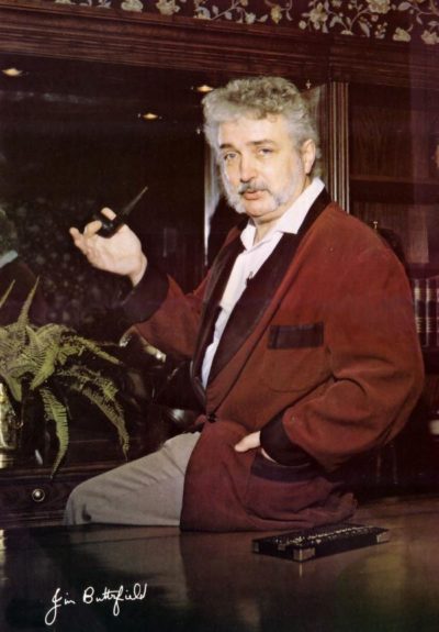 Jim Butterfield. Han gikk neppe kledd slik til vanlig, dette bildet er fra bladet Transactor, der han fikk rollen som «midtsidepike».