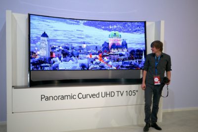 Her gir 4K mening. Men skal man fokusere på de få med gigantiske TV-apparater fremfor alle oss andre? Bilde: By Janitors/Flickr.