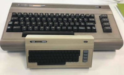 Den «skikkelige» The 64-systemet med ordentlig tastatur, vs en tidlig utgave av miniversjonen.