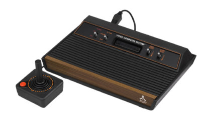 En populær variant av Atari 2600 (bilde: Evan-Amos).