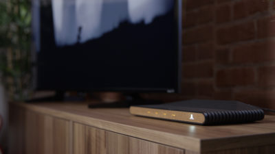 Sånn tar den seg ut under TV-en.