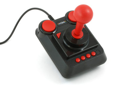 Joysticken ser autentisk ut, men den føles ikke så god som den burde. Derfor hadde det vært greit om systemet var kompatibelt med flere alternative kontrollere.