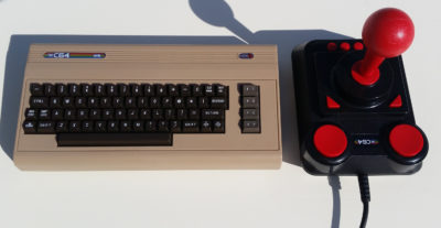TheC64 Mini og joysticken som følger med.