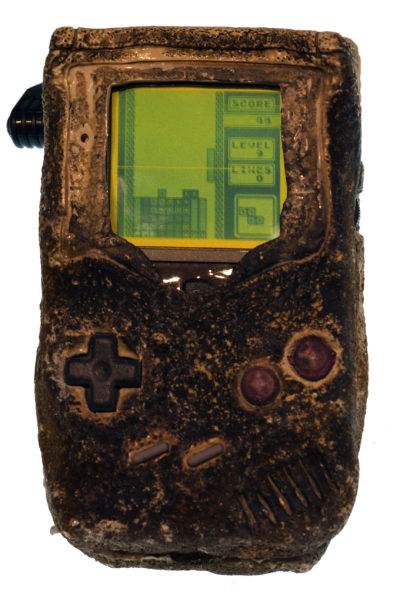 Denne Game Boy-konsollen fikk hard medfart under den første Gulf-krigen. Men den fungerer fortsatt! Bilde: Evan Amos.